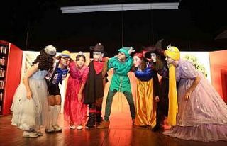 Gölcük’te gençler tiyatro sahnesinde