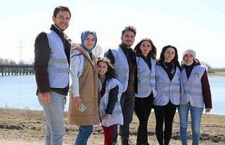 Gönüllü gençler kırsal bölgedeki hayvanları...