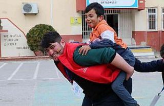 Gönüllü gençler Manisa’da gönüllere dokundu