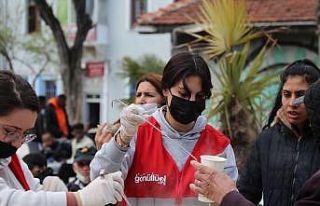 Gönüllüler İzmir’de sıcak çorba dağıttı