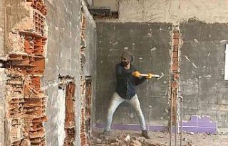 Gündüz inşatta, akşam spor salonunda ter döküyor