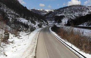 Güneşli havada kartpostallık kar manzaraları