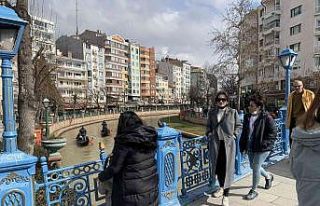 Güneşli havayı fırsat bilen Eskişehirliler dışarıya...