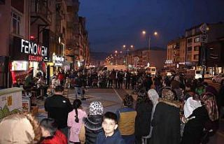 Günün yorgunluğunu sokak konserleriyle atıyorlar