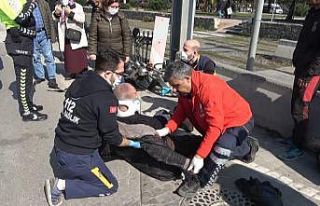 Hafif ticari araç elektrikli bisiklete çarptı:...