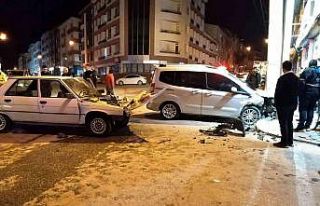 Hafif ticari araç ile otomobil çarpıştı, 6 kişi...