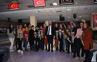 Hak-İş’li kadınlar bowling turnuvasında bir...