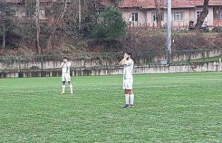 Hakeme tepki olarak bir dakika gözlerini kapattılar