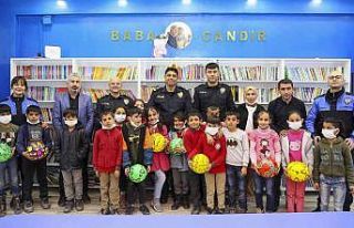 Hakkari polisinden kütüphaneye kitap desteği