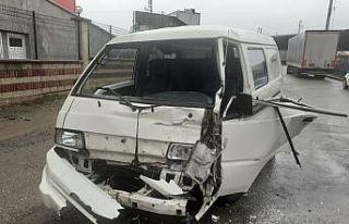Halk otobüsü ile minibüs çarpıştı: 1 yaralı