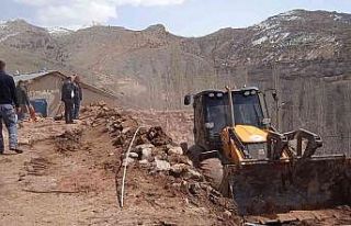 Halkapınar’da ahır çöktü 1 inek telef oldu