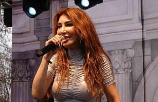 Hande Yener, sevenlerini mini konserle coşturdu