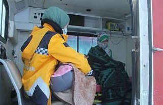 Hastalanan anne ve bebeğine sağlık ekipleri yetişti