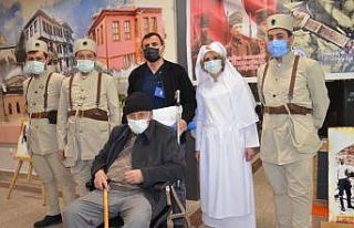 Hastaları asker ve sıhhiye kıyafetiyle karşıladılar
