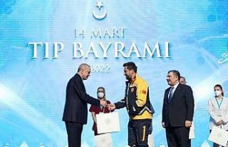 Hastayı sırtında taşıyan sağlık görevlisi...