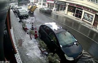 Hatalı çıkış yapan otomobile ticari taksi çarptı