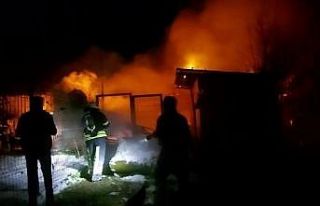Hayvanların bulunduğu ahır alev alev yandı