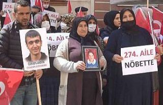 HDP önündeki evlat nöbetine bir aile daha katılarak...