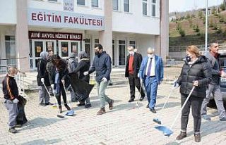 Hep birlikte kampüsü temizlediler