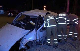 Hurdaya dönen otomobilde sürücü sıkıştı, ekipler...