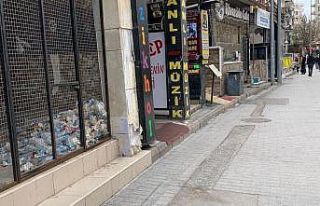 İçi çöp dolu boş dükkân Adalar’ın güzelliğine...