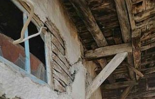 İçinden yol geçen tarihi konak yok oluyor