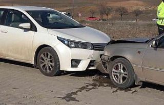 İki otomobil kafa kafaya çarpıştı: 2’si çocuk...