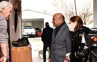 İlçe büyüklerinin ellerini öpüp dualarını...