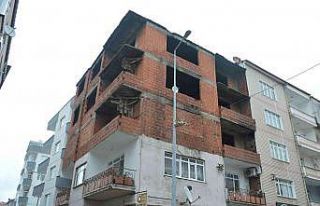 İlçe merkezindeki metruk bina tehlike saçıyor