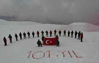 Ilgaz Dağının zirvesinde İstiklal Marşını okuyup,...