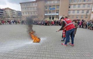 İlkokul öğrencilerine yangın tatbikatı