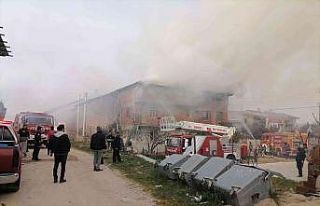 İmalathane ve 2 eve sıçrayan yangında korku dolu...
