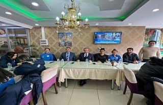 İş adamı Kaya, kadın sporcuları yemekte ağırladı