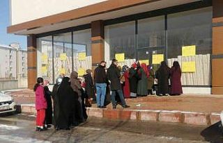 İş yeri halılarda indirme gitti, vatandaşlar eksi...