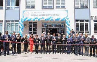 İşadamı Rıdvan Mertöz tarafından yapılan ortaokulun...