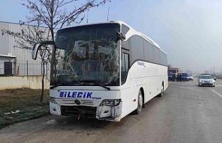 İşçi servisi sis sebebiyle kamyona çarptı