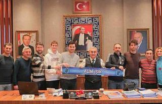 İşitme engelli iki başarılı sporcuyu tebrik etti