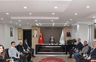 Ispartalı hakemlerden Başdeğirmen’e forma hediyesi