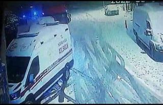 İstanbul Kartal’da karda kayan tır iki araca çarparak...