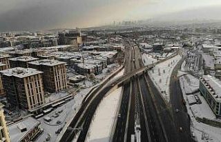 İstanbul’a kar yağdı yollar boş kaldı