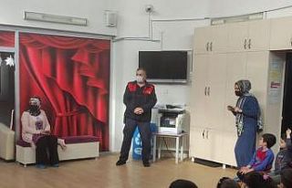 İtfaiyeciler, minik öğrencilere yangın eğitimi...