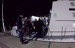 İzmir açıklarında 32 düzensiz göçmen yakalandı
