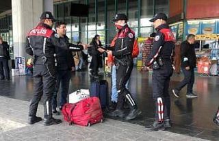 İzmir Otogarı’nda asayiş denetimi: 3 aranan şüpheli...