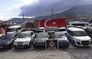 İzmir’de oto hırsızlık şebekesine eş zamanlı...