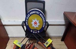 İzmir’de polis birçok suçtan aranması olan şüpheliyi...