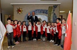 İzmirli minikler İstiklal Marşı’nın 10 kıtasını...