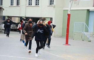 İzmirli öğrenciler, tatbikatla deprem gününü...