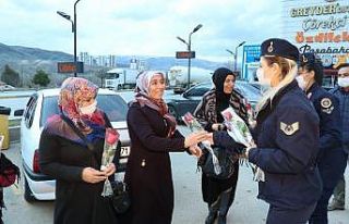 Jandarma astsubaylar kadınlara karanfil verdi