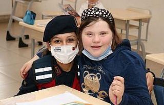 Jandarma ekipleri down sendromlu öğrencilerle buluştu