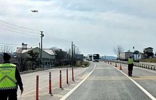 Jandarma ekipleri dron ile yolcu taşıyan araçları...